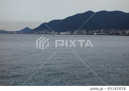 赤坂海岸から　関門海峡の風景 63182658