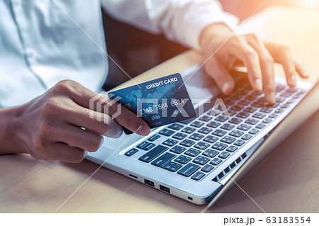 Young man use credit card for online shopping 63183554