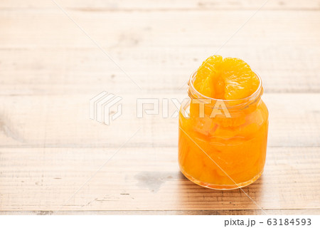 ガラスの瓶に入ったみかんの缶詰 ガラスの瓶に入ったみかんの缶詰 63184593