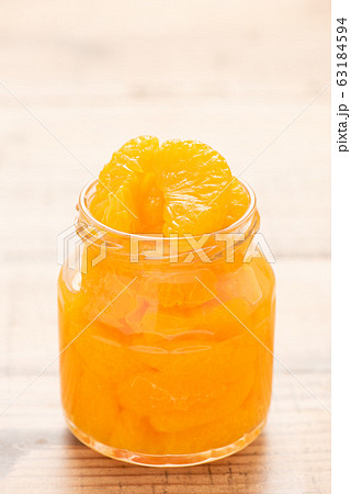 ガラスの瓶に入ったみかんの缶詰 ガラスの瓶に入ったみかんの缶詰 63184594