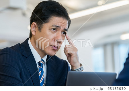 ビジネスマン　目尻 63185030