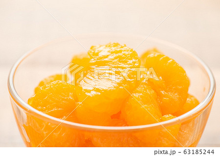 ガラスの器に盛ったみかんの缶詰 ガラスの器に盛ったみかんの缶詰 63185244