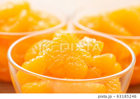 ガラスの器に盛ったみかんの缶詰 ガラスの器に盛ったみかんの缶詰 63185246