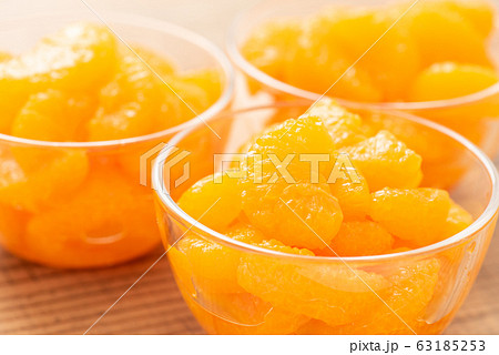 ガラスの器に盛ったみかんの缶詰 63185253