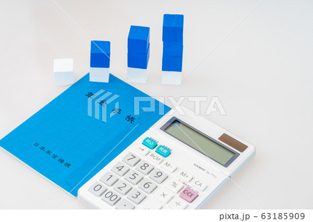 年金手帳と電卓 年金手帳と電卓 63185909