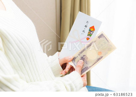 熨斗袋 引っ越し祝い 五千円 準備 相場の写真素材