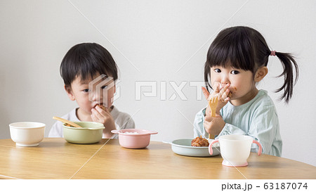 子供 食事の写真素材