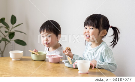 子供 食事の写真素材