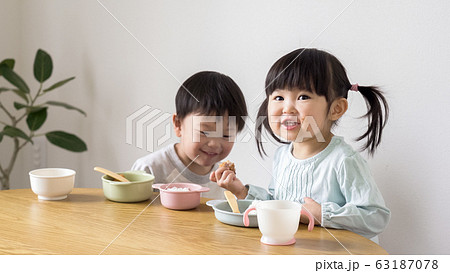 子供　食事 63187078