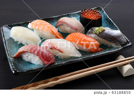 食卓のにぎり寿司 63188850