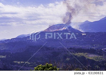 (静岡県)東伊豆、小室山から眺める大室山の山焼き (静岡県)東伊豆、小室山から眺める大室山の山焼き 63190631