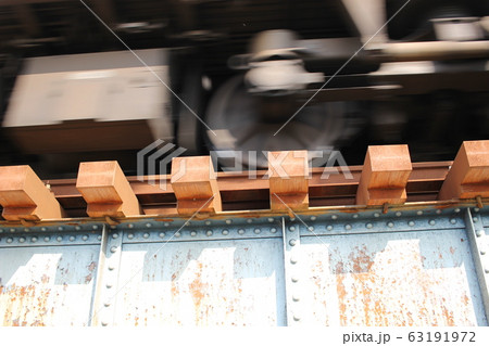 電車の通過の瞬間　マクラギ　枕木　まくらぎ 63191972