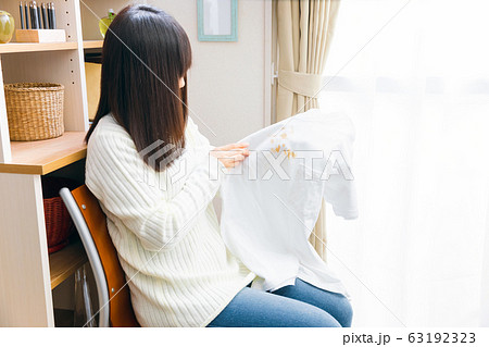 食べこぼしで汚れた服を持つ女性 食べこぼしで汚れた服を持つ女性 63192323