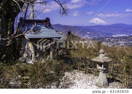 (静岡県)東伊豆・小室山の小室神社 富士山遠望 (静岡県)東伊豆・小室山の小室神社 富士山遠望 63192650