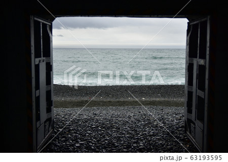 海へ続くトンネル 海へ続くトンネル 63193595