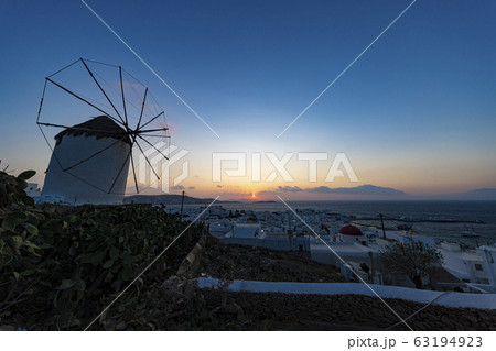 ミコノス島 夕日のカトリミの風車を望む絶景 ミコノス島 夕日のカトリミの風車を望む絶景 63194923