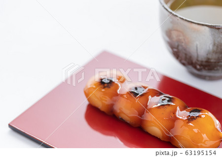 お茶と御手洗団子で一休み お茶と御手洗団子で一休み 63195154