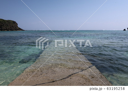 沖縄 海へ続く橋 ウクの浜 海中道路 沖縄 海へ続く橋 ウクの浜 海中道路 63195258
