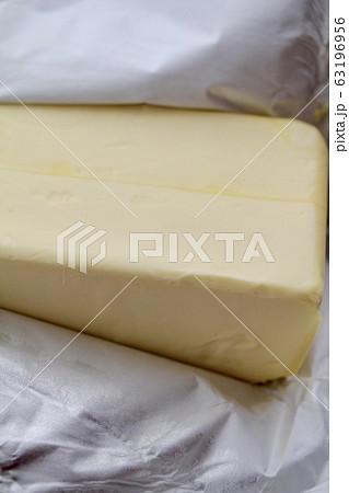 包み紙を剥がした業務用バター 63196956