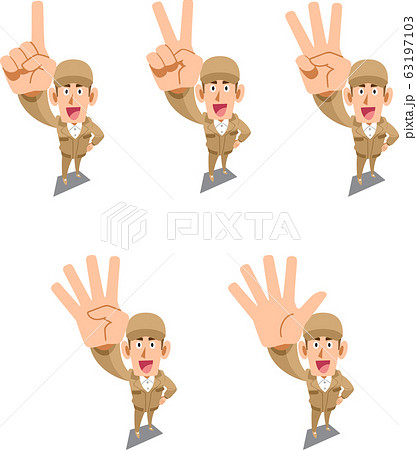 指で数字と順番を示すベージュの作業着の男性 63197103