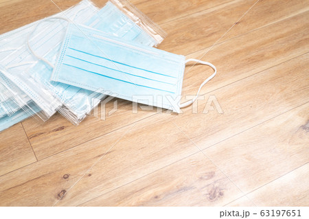 Surgical mask with rubber ear straps. Typical 63197651