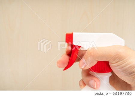 Protective face mask and sanitizer gel dispenser, 病毒, 傳染病, 生病, 疾病, 武漢肺炎, SARS, 流感, 感冒, 酒精, 新冠肺炎 Protective face mask and sanitizer gel dispenser, 病毒, 傳染病, 生病, 疾病, 武漢肺炎, SARS, 流感, 感冒, 酒精, 新冠肺炎 63197730
