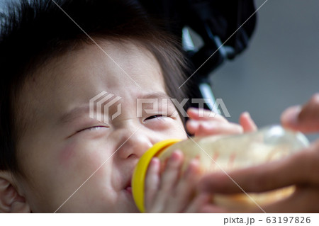 ミルクを飲む幼児 授乳 ミルクを飲む幼児 授乳 63197826