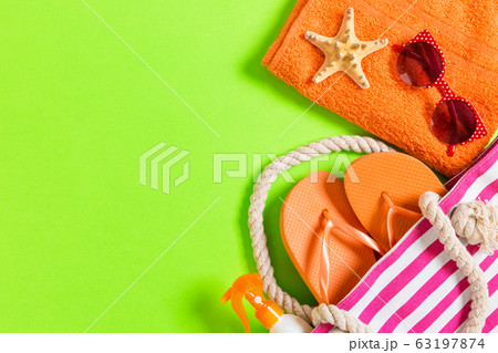 Summer bag background with copy space. Flat lay 63197874