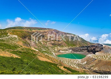 宮城蔵王の御釜エメラルドグリーンの火口湖五色沼と五色岳 63198299