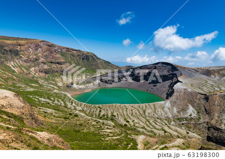 宮城蔵王の御釜エメラルドグリーンの火口湖五色沼と五色岳 宮城蔵王の御釜エメラルドグリーンの火口湖五色沼と五色岳 63198300