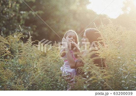 Happy young mom and daughter Happy young mom and daughter 63200039
