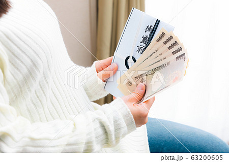 香典　五万円を準備する女性　ご霊前 63200605
