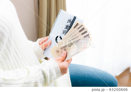 香典 五万円を準備する女性 ご霊前 コピースペース 香典 五万円を準備する女性 ご霊前 コピースペース 63200606