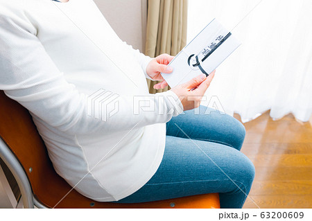 香典を用意する妊婦 香典を用意する妊婦 63200609