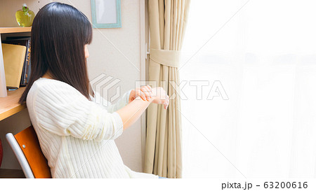 手首を抑える女性 様々な症状 16:9 手首を抑える女性 様々な症状 16:9 63200616
