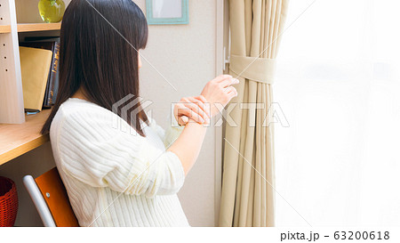 手首を抑える女性 様々な症状 16:9 手首を抑える女性 様々な症状 16:9 63200618