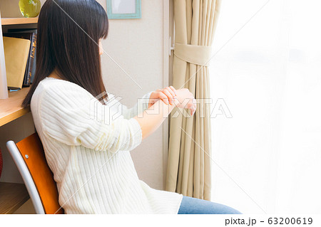 手首を抑える女性 様々な症状 手首を抑える女性 様々な症状 63200619
