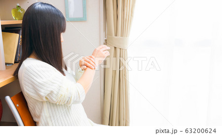 手首を抑える女性 様々な症状 16:9 手首を抑える女性 様々な症状 16:9 63200624