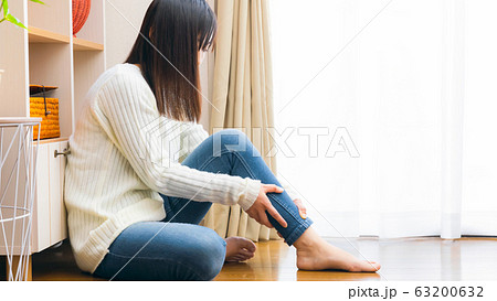 ふくらはぎを揉む女性　マッサージ　むくみ　こむら返り　16:9 63200632