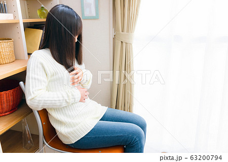 胸を抑える女性　胸痛　息苦しい　様々な疾病 63200794