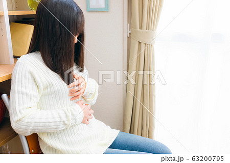 胸を抑える女性　胸痛　息苦しい　様々な疾病 63200795