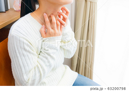 首を掻く女性　様々な症状 63200798