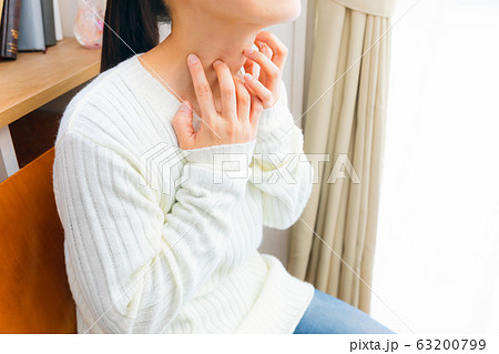 首を掻く女性 様々な症状の写真素材