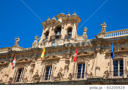 View of the beautiful antique buildings around Plaza Mayor in Salamanca old city 63200929