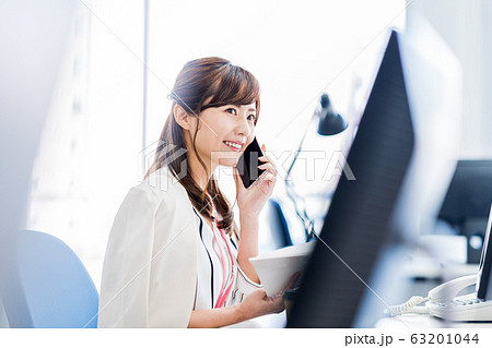 ビジネスウーマン、オフィス、スマホ 63201044