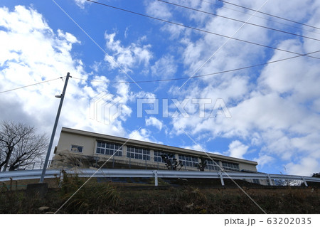 青空と祇園中学校校舎（広島市） 63202035