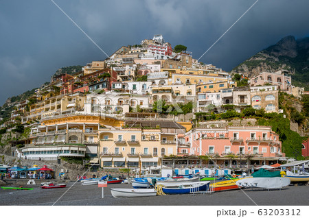 Small boats at Positano beach 63203312