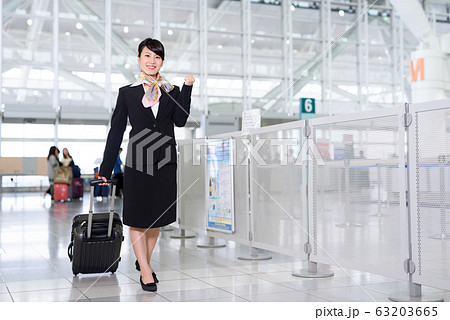 空港のフライトアテンダント 空港のフライトアテンダント 63203665