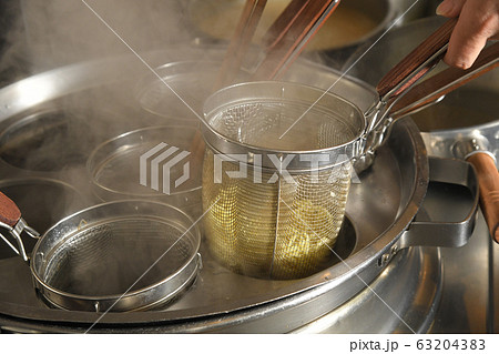 ラーメン屋 麺を茹でる 麺茹で機の写真素材 [63204383] - PIXTA