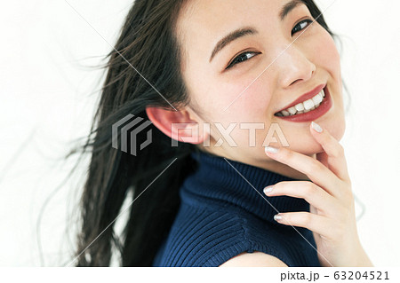 笑顔が素敵な女性のビューティーポートレート 63204521